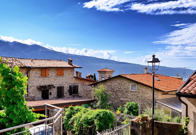 Ferienwohnung in Tignale - Casa Bouganville by Theater Home - im Herzen des historischen Zentrums von Olzano
