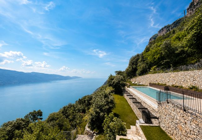 Ferienwohnung in Tignale - Villa Ethera - Iris Lake Escape by Theater Home, mit Pool und wunderschönem Seeblick