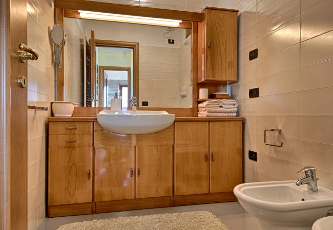 Apartment in Tignale - Villa Ornella - Belvedere Theater Home, in the historic centre with marvellous lake view Apartment in Tignale - Villa Ornella - Belvedere Theater Home, in the historic centre with marvellous lake view