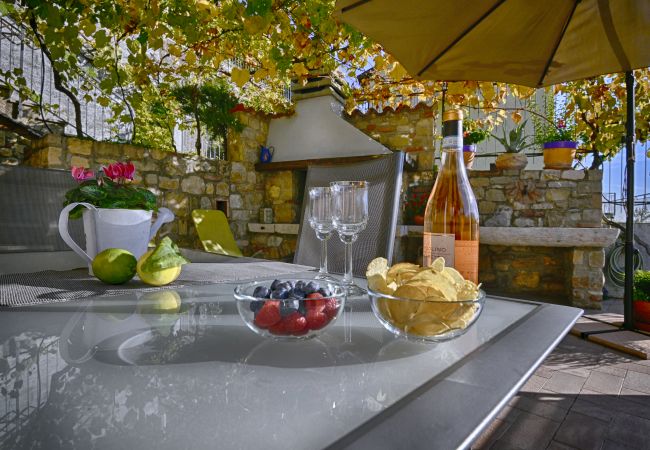 Apartment in Tignale - Villa Ornella - Belvedere Theater Home, in the historic centre with marvellous lake view Apartment in Tignale - Villa Ornella - Belvedere Theater Home, in the historic centre with marvellous lake view