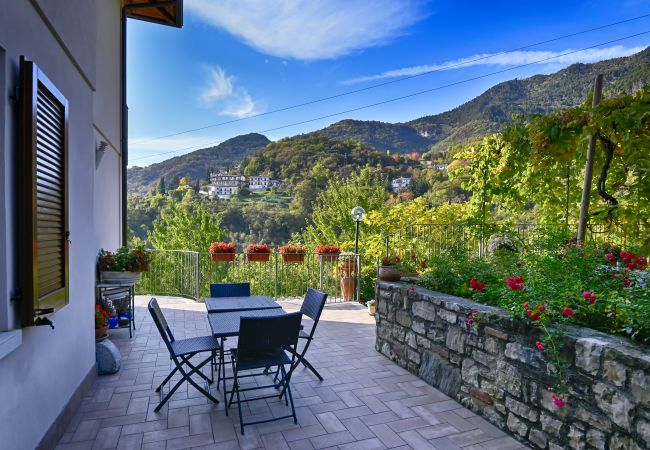 Apartment in Tignale - Villa Ornella - Belvedere Theater Home, in the historic centre with marvellous lake view Apartment in Tignale - Villa Ornella - Belvedere Theater Home, in the historic centre with marvellous lake view