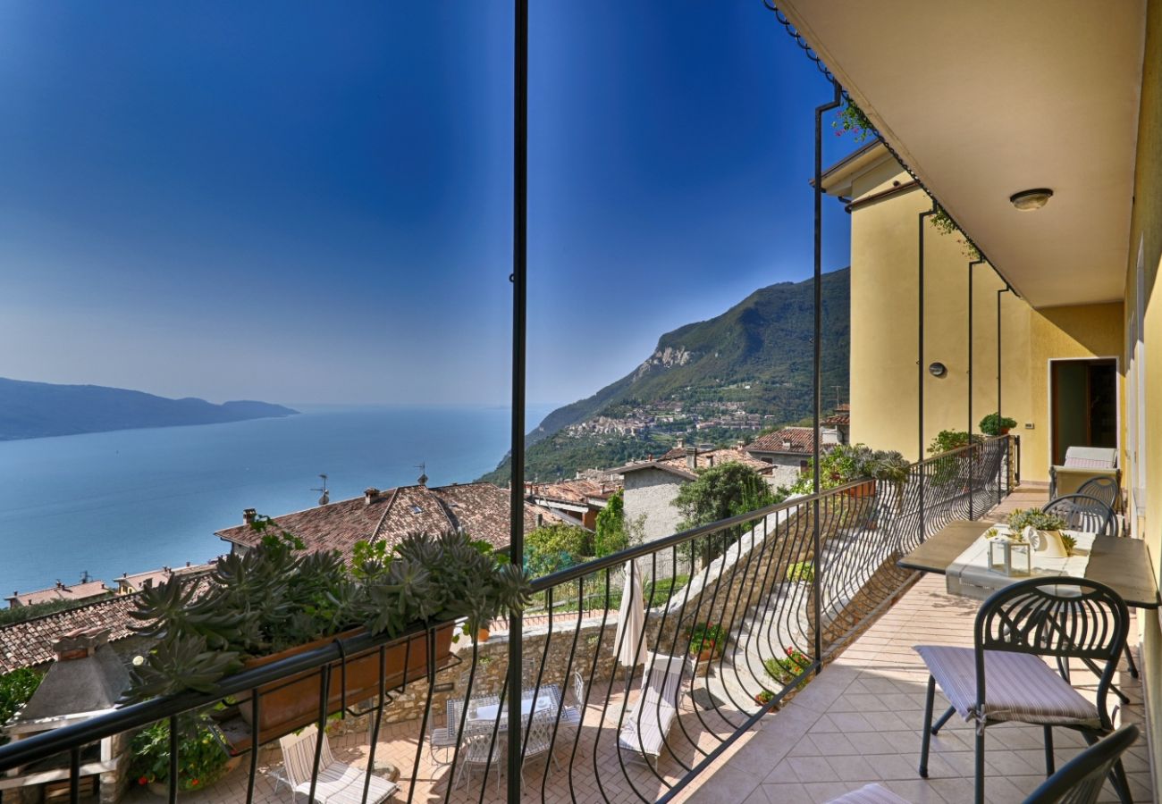 Apartment in Tignale - Rustico Kristi - Theater Home, with marvellous lake view Apartment in Tignale - Rustico Kristi - Theater Home, with marvellous lake view