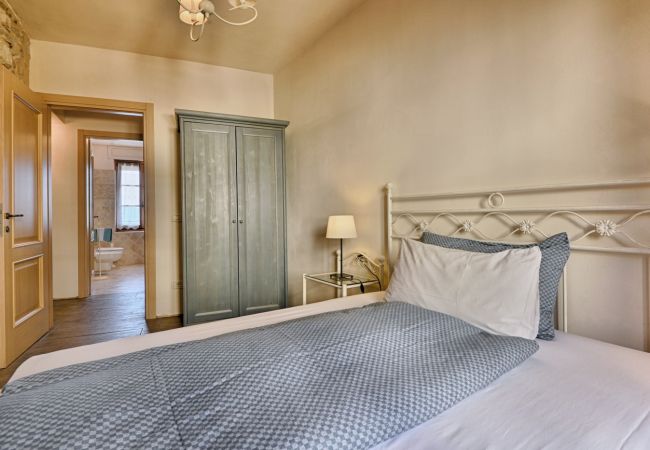 Apartment in Tignale - Il Melo - Theater Home, with marvellous lake view Apartment in Tignale - Il Melo - Theater Home, with marvellous lake view