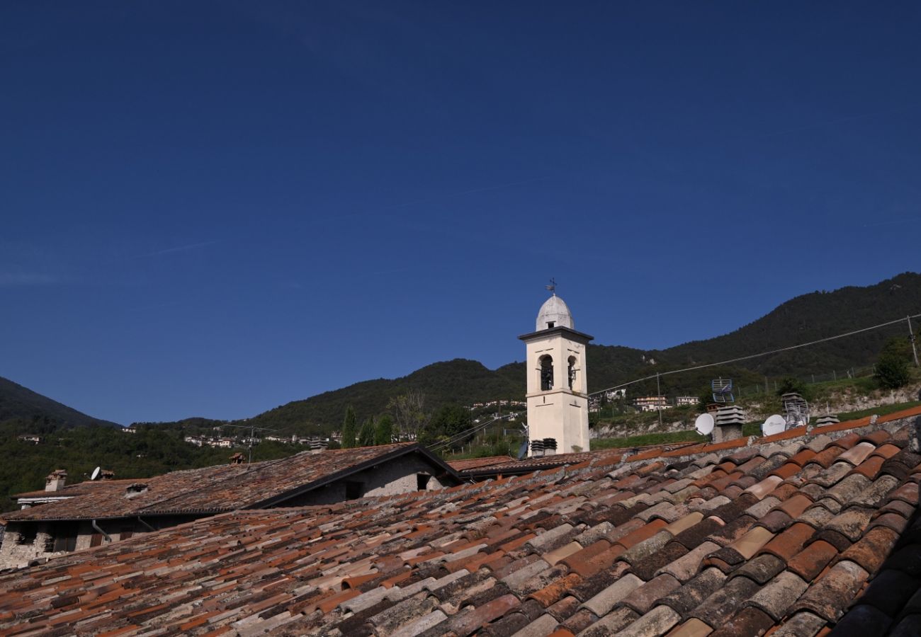 Apartment in Tignale - Il Melo - Theater Home, with marvellous lake view Apartment in Tignale - Il Melo - Theater Home, with marvellous lake view