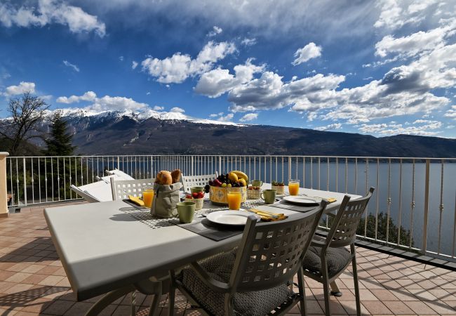 Apartment in Gargnano - Attico Elais by Theater Home - with pool and marvellous lake view Apartment in Gargnano - Attico Elais by Theater Home - with pool and marvellous lake view