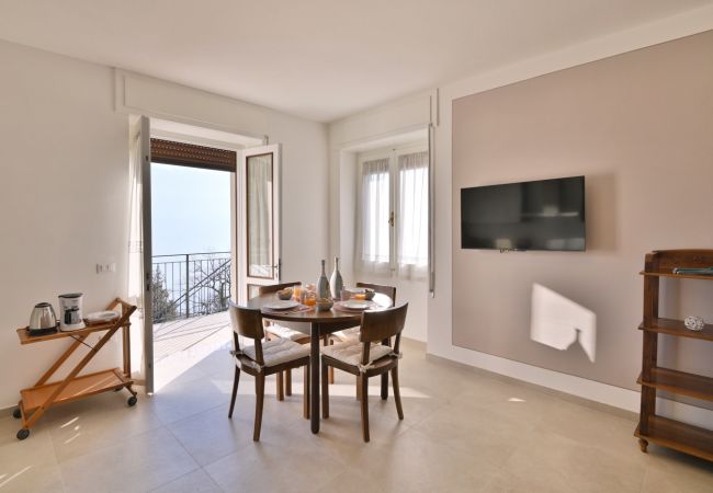 Apartment in Tignale - Appartamento Alba by Theater Home - with marvellous lake view Apartment in Tignale - Appartamento Alba by Theater Home - with marvellous lake view
