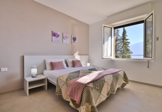 Apartment in Tignale - Appartamento Alba by Theater Home - with marvellous lake view Apartment in Tignale - Appartamento Alba by Theater Home - with marvellous lake view