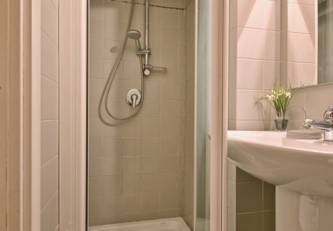 Apartment in Gargnano - Appartamento Simone by Theater Home, in the heart of Gargnano Apartment in Gargnano - Appartamento Simone by Theater Home, in the heart of Gargnano