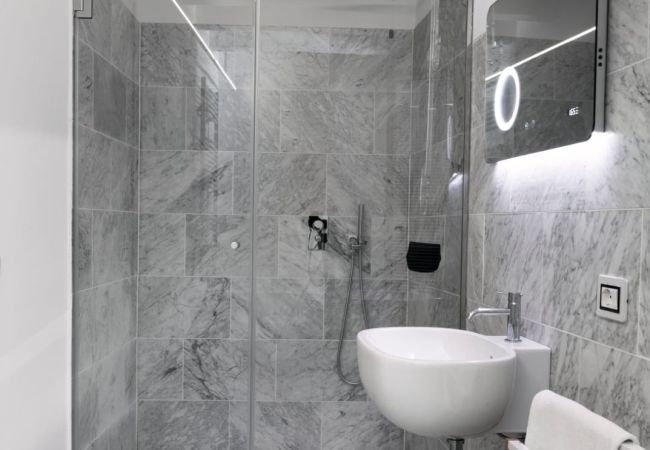 Apartment in Tignale - La Corte - Travail by Theater Home, well furnished with lake view Apartment in Tignale - La Corte - Travail by Theater Home, well furnished with lake view