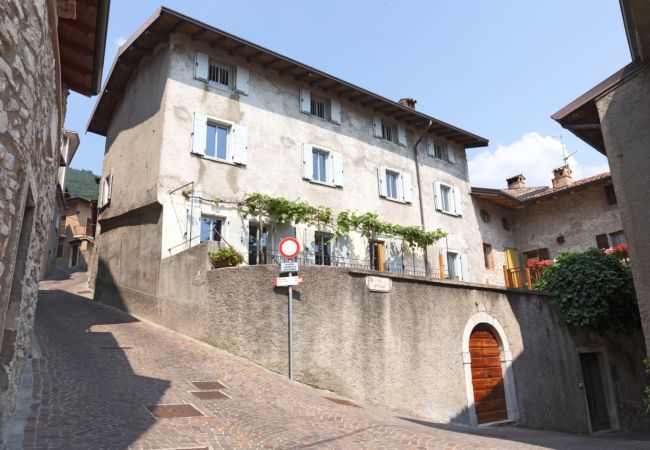 Apartment in Tignale - La Corte - Travail by Theater Home, well furnished with lake view Apartment in Tignale - La Corte - Travail by Theater Home, well furnished with lake view