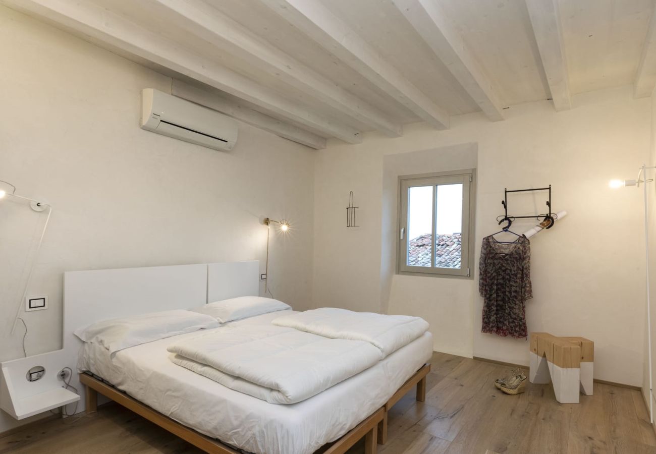 Apartment in Tignale - La Corte - Travail by Theater Home, well furnished with lake view Apartment in Tignale - La Corte - Travail by Theater Home, well furnished with lake view